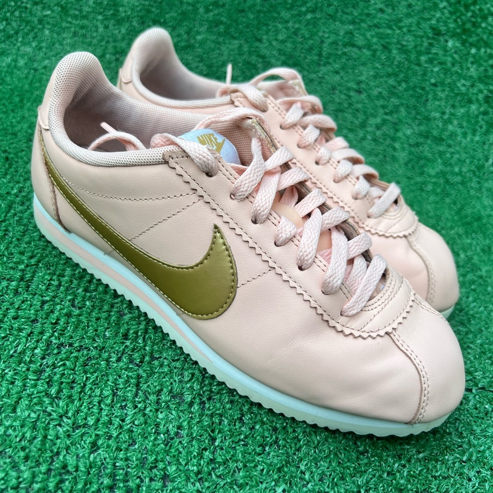 Nike Women's Classic Cortez Leather Pink/Gold Shoes  807471-800 Size 8 pre-owned